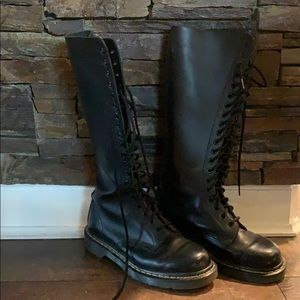 Dr. Martens. 20 eye lace ups